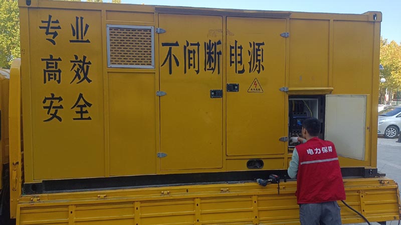 上城柴油发电机组和UPS电源配合使用时，如何避免切换过程中的电力中断？